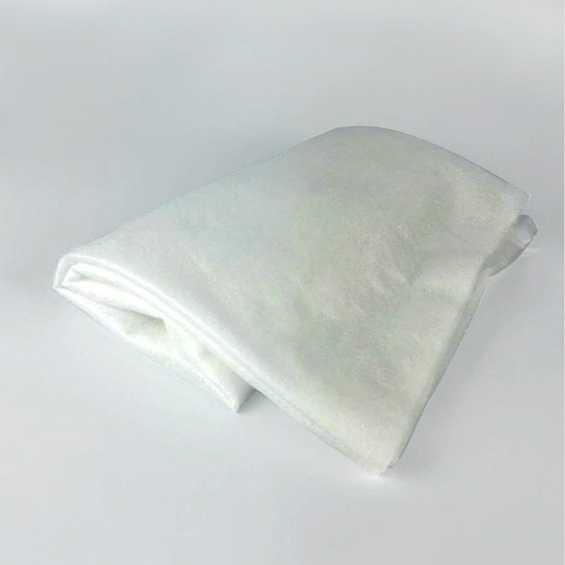 In che modo i produttori di cotone agugliato garantiscono la qualità e la consistenza del prodotto?